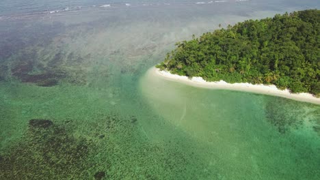 Hermosa-Y-Pintoresca-Bahía-De-Arrecifes-De-Coral-Azul-Con-Orilla-De-Playa-De-Arena,-Drone-Aéreo-4k-De-Costa-Rica