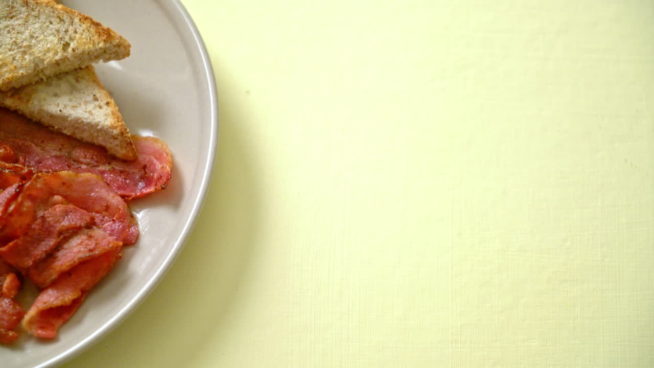 아침 식사로  ⁇ 고기와 베이컨을  ⁇ 은 달 ⁇