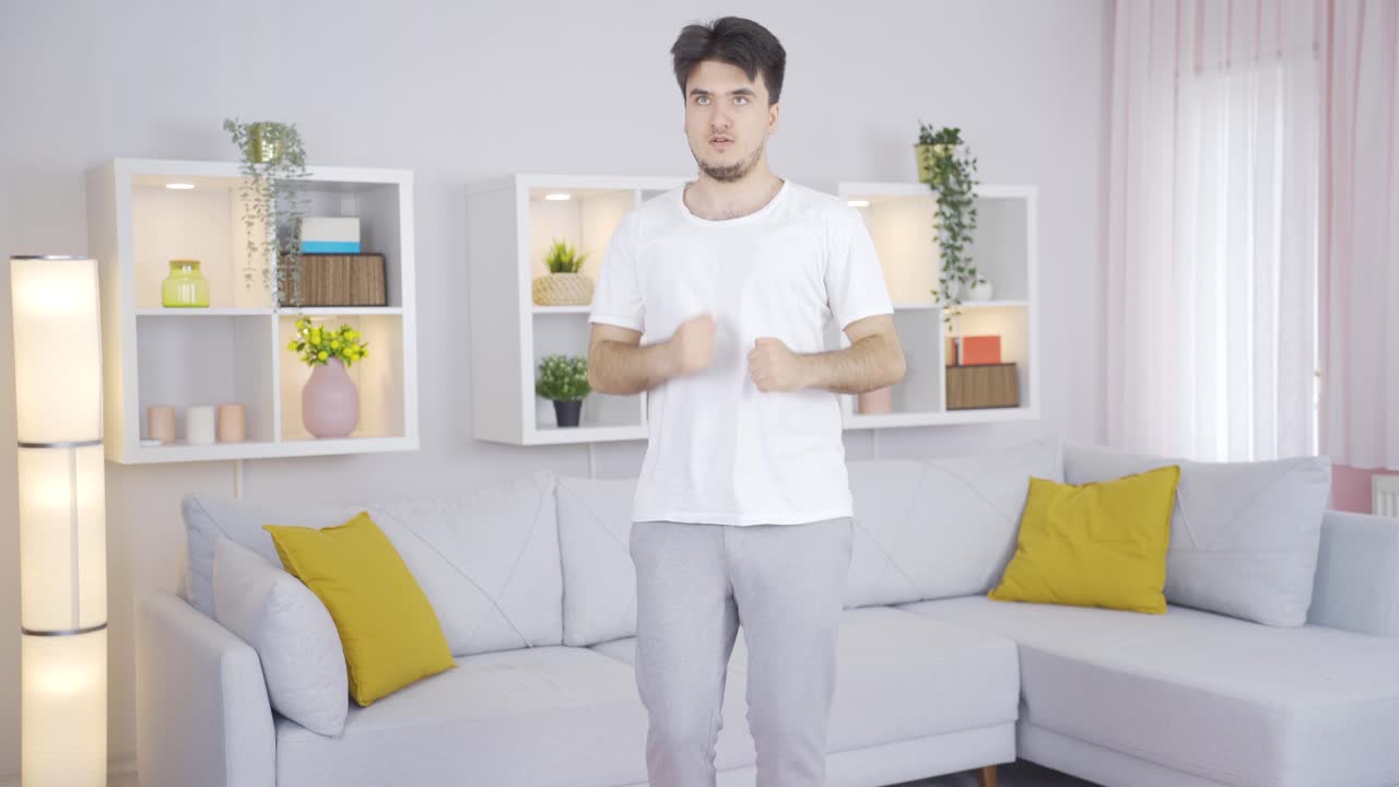 집에서 조 ⁇ 하는 남자. 피트니스는 달리기입니다.