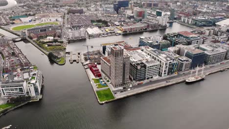 Dron-Aéreo-Del-Muelle-De-La-Capital,-Toma-De-Ojo-De-Pájaros-Del-Edificio-Más-Alto-En-El-Centro-De-La-Ciudad-De-Dublín,-Irlanda