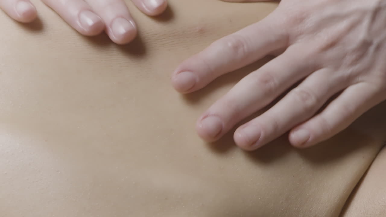 등 마사지를 받는 여자