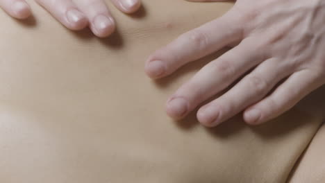 mujer recibiendo un masaje de espalda