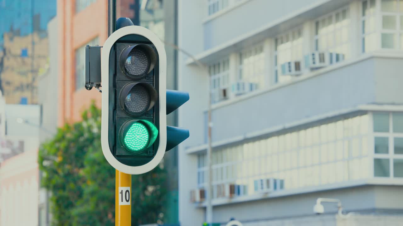 El semáforo se mantiene en verde en la intersección mientras el controlador envía la señal para permitir el paso de los coches.