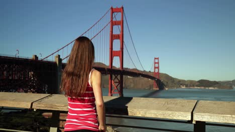 Frau-Fotografiert-Die-Golden-Gate-Bridge-Mit-Dem-Smartphone