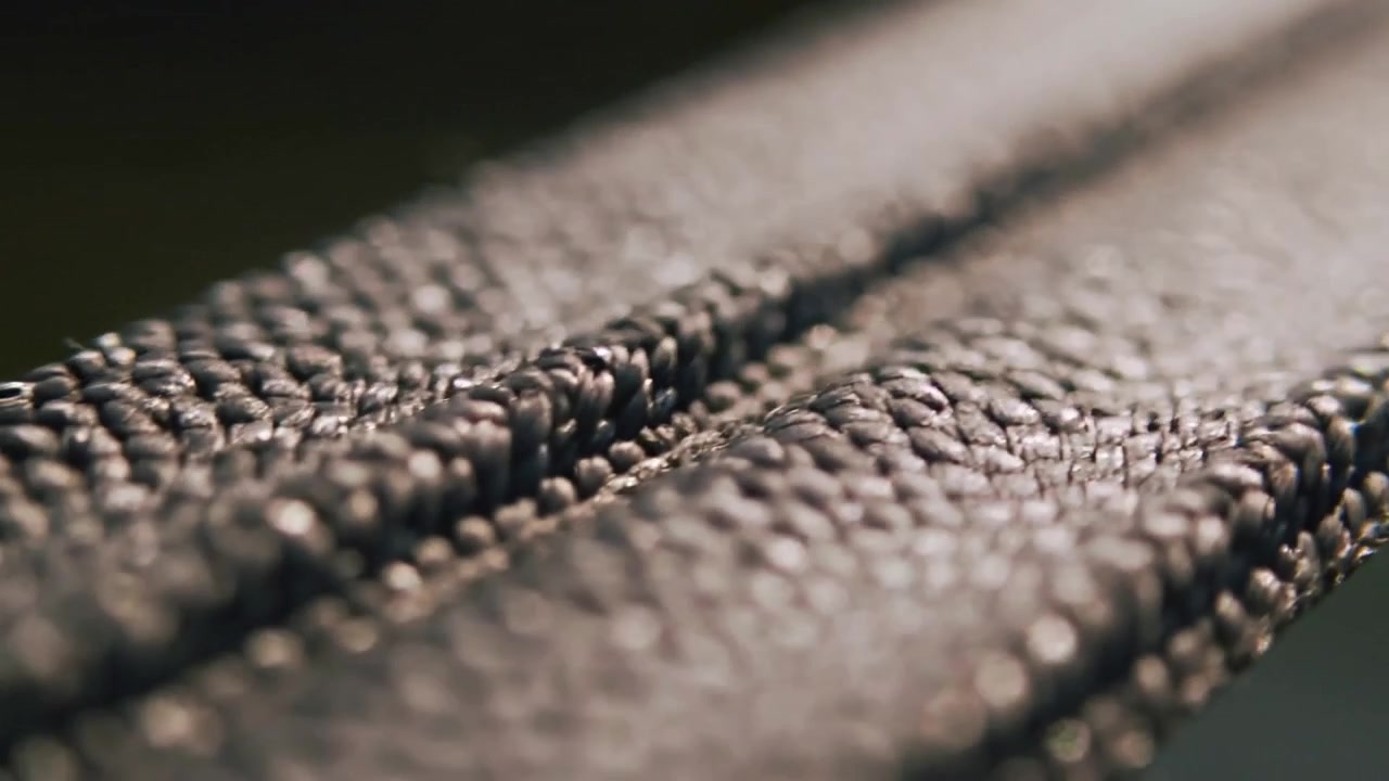 Changement de mise au point de la caméra révélant une paire de cordons textiles tressés en macro en studio, soulignant la texture