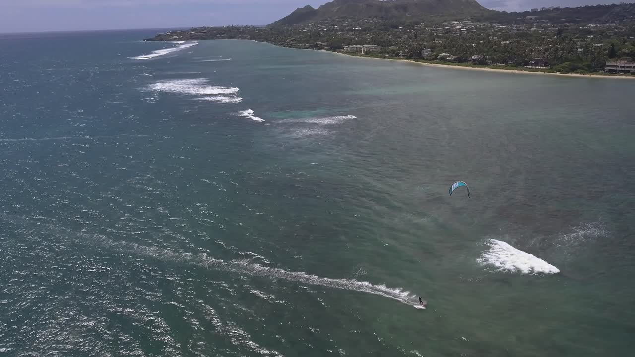 vista aérea de kitesurfer navegando a lo largo de la playa de waialae en oahu hawaii