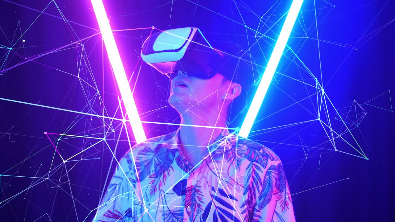vr, concetto di intrattenimento futuristico. uomo asiatico eccitato che usa cuffie di realtà virtuale con luce al neon sullo sfondo