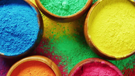 video de primer plano de polvos multicolores en cuencos con espacio de copia en fondo negro