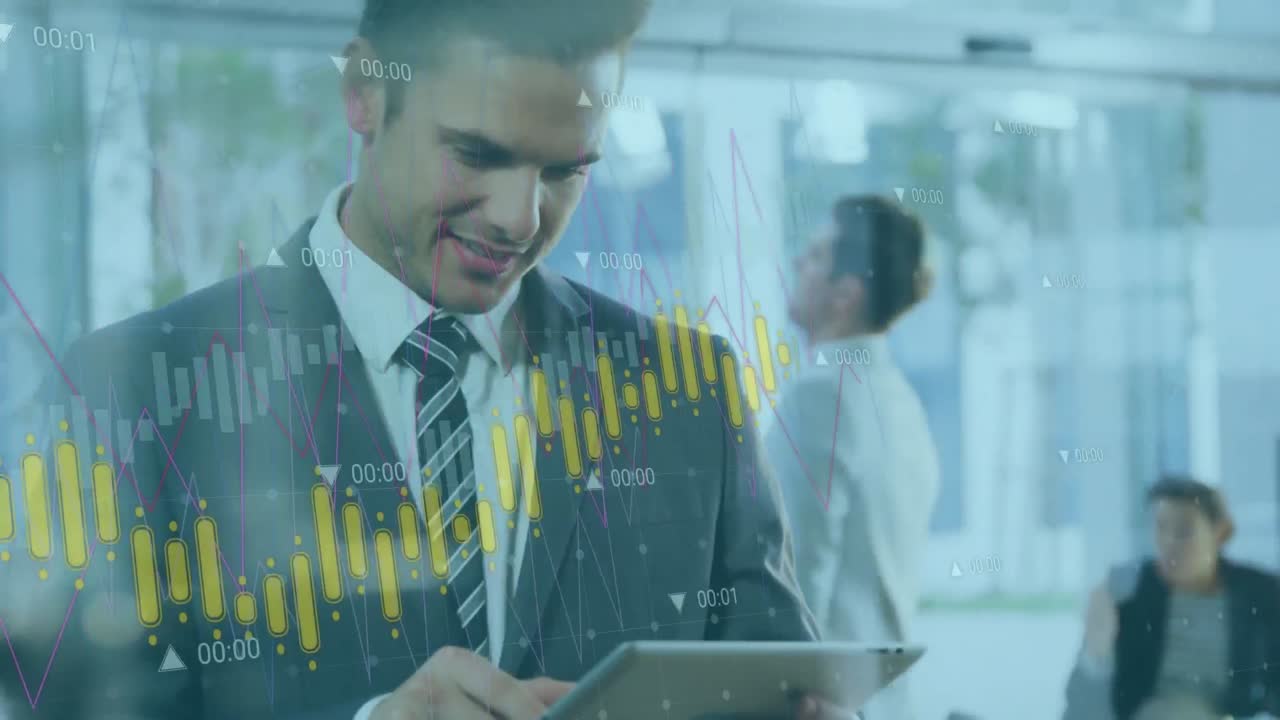 animación del procesamiento de datos contra un empresario caucásico que usa una tableta digital en la oficina