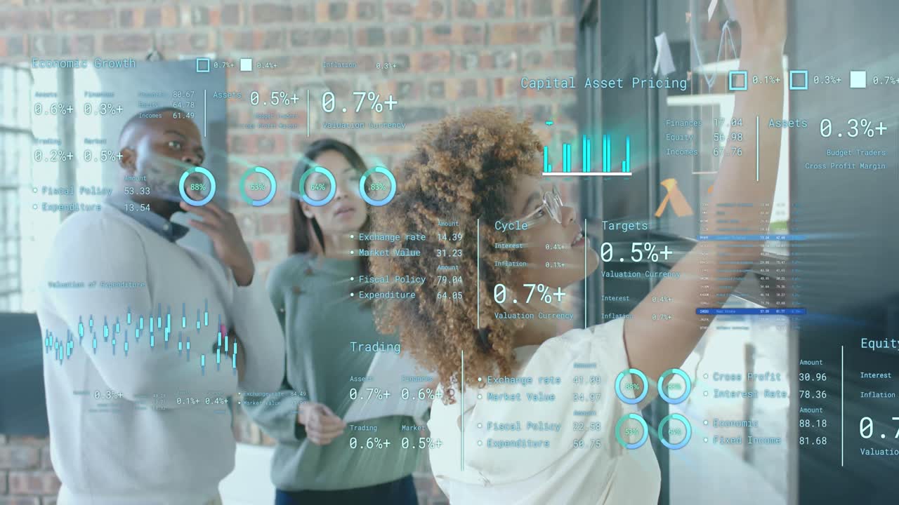 procesamiento de datos en la interfaz sobre diversos colegas de lluvia de ideas en la pared de vidrio en la oficina