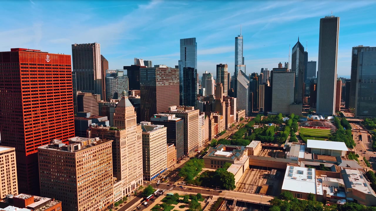 Paesaggio mozzafiato di Chicago, Illinois, Stati Uniti. Volo sopra il Millennium Park, circondato dall'architettura moderna. Vista dall'alto.