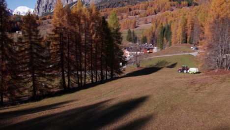 Enthüllen-Aufnahme-Des-Grand-Pomagagnon-Berges-Mit-Abgelegenen-Alpenhütten,-Aus-Der-Luft