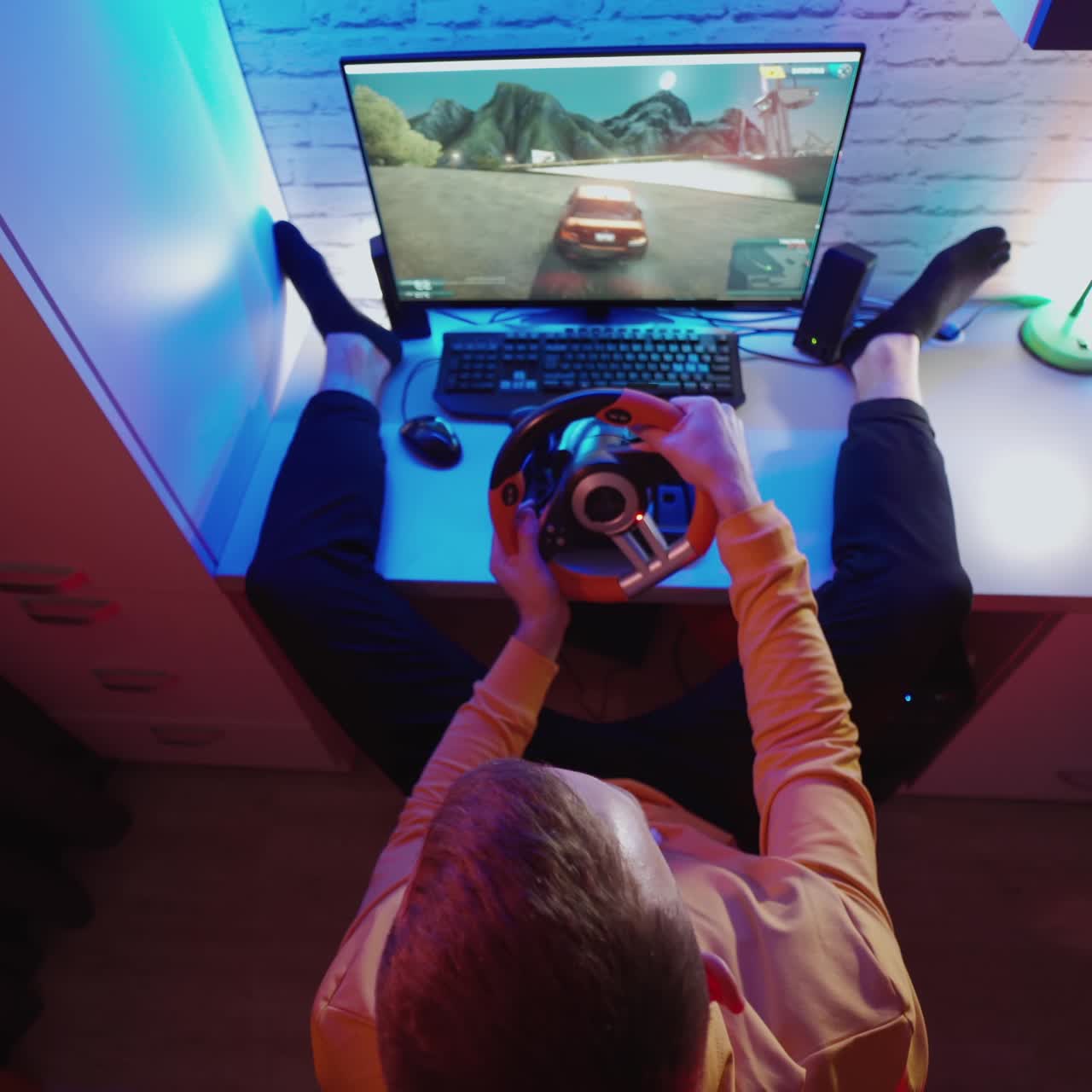 Uomo che gioca a un videogioco per PC al computer