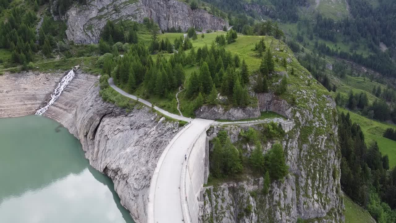 vista de pájaro de la gran presa del lago verde de tseuzier en los alpes suizos
