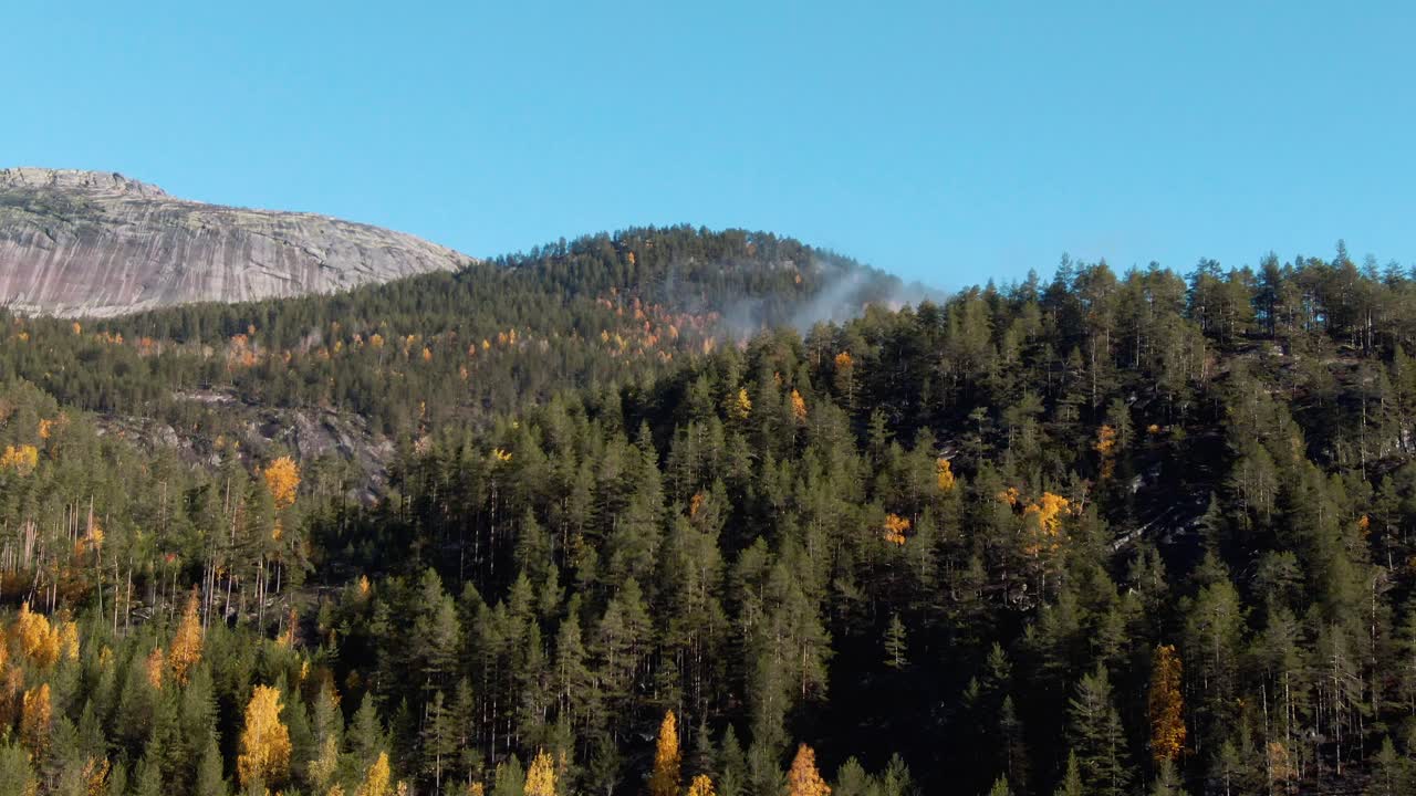 Tre cime montuose norvegesi con i colori autunnali.