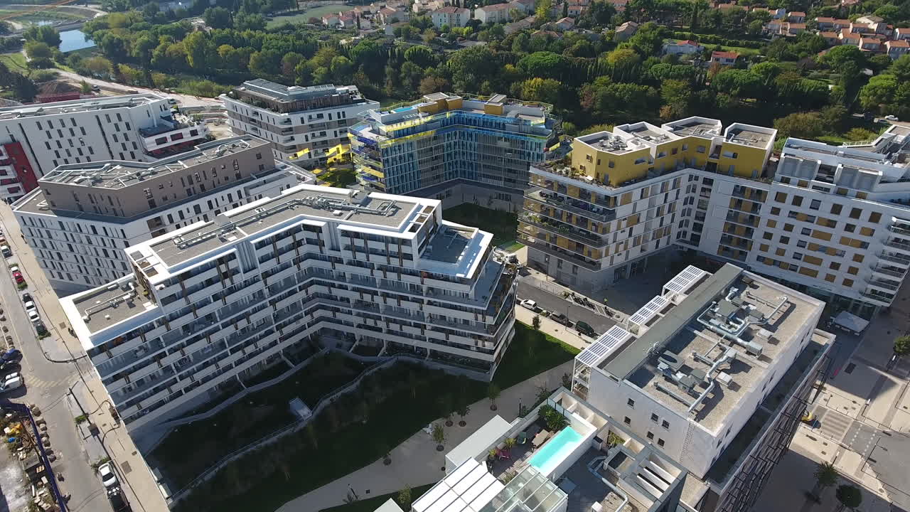 vuelo aéreo sobre el área residencial del distrito ecológico de port marianne montpellier