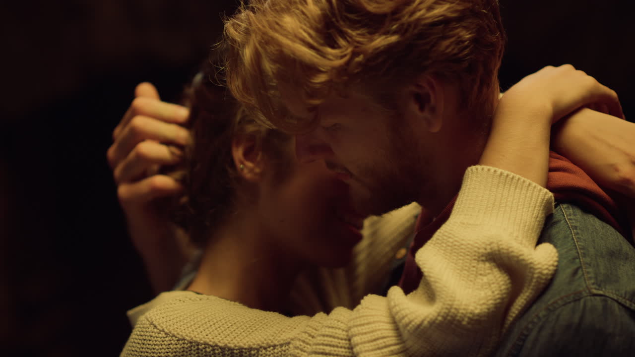 una coppia innamorata balla da vicino in una serata romantica. amanti felici si abbracciano.