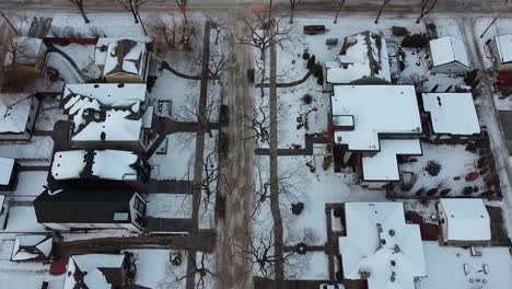 1-5 crepúsculo vista aérea de aves sobre lujosas casas residenciales de invierno nevadas en carreteras árboles desnudos casi nadie afuera acepta autos estacionados entrega bicicletas durante el bloqueo de restricción silenciosa covid19
