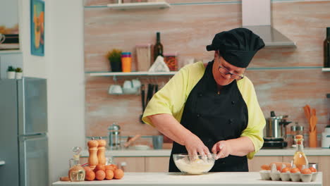 mezclar huevos rotos con harina