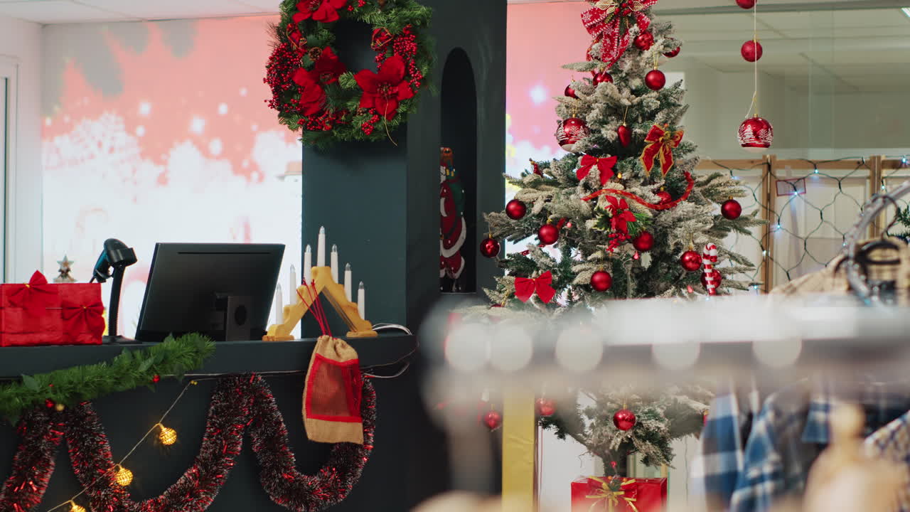 árbol de navidad bellamente decorado en la tienda de ropa esperando a los clientes que buscan regalos durante la temporada de vacaciones de invierno. xmas adornar boutique de moda en el centro comercial con ropa a la venta