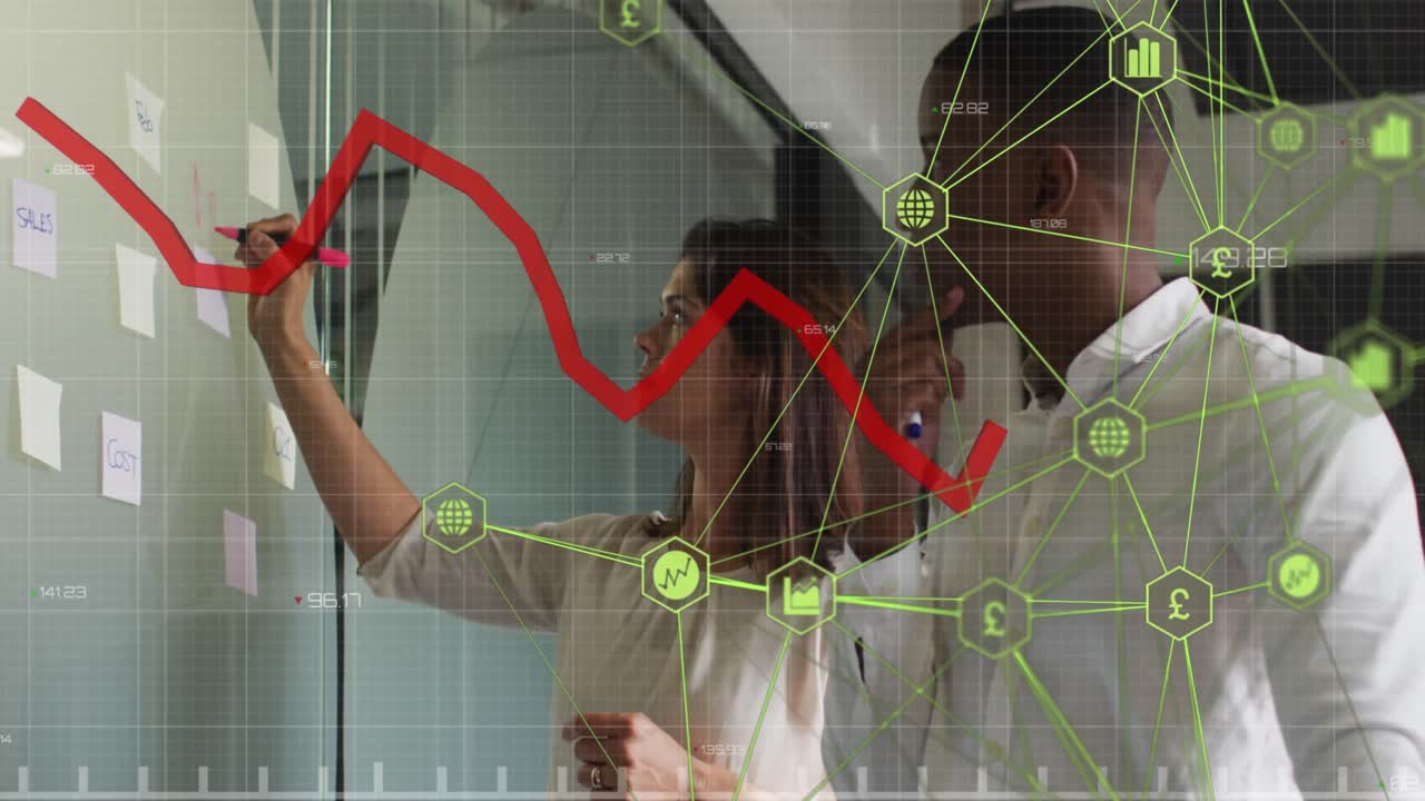 animación del procesamiento de la línea roja a través de la red de conexiones y personas de negocios en la oficina