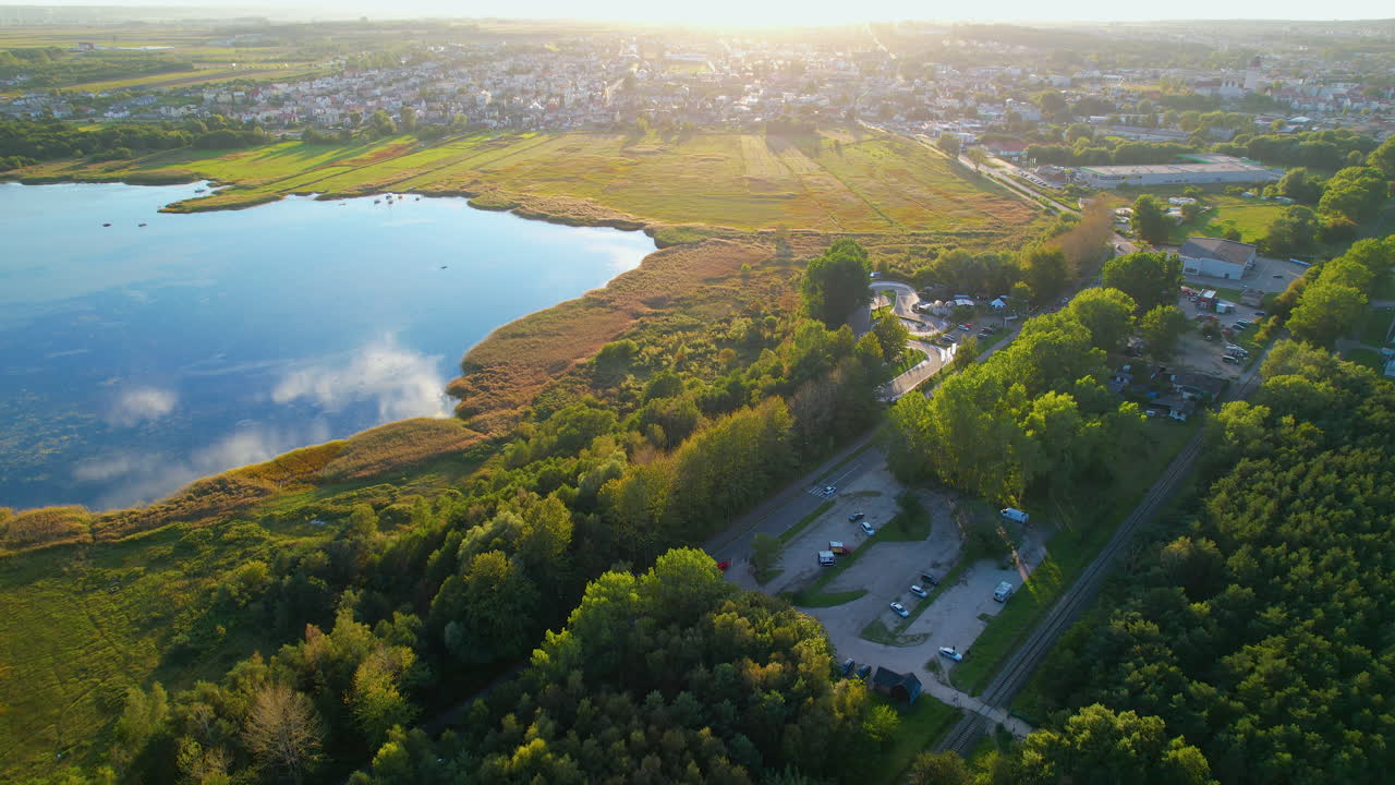 해마다 가을에 만찬 일몰에 폴란드의 고요한 베이 오브 퍽의 공중 전망