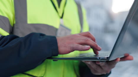trabajador de la construcción usando una computadora portátil