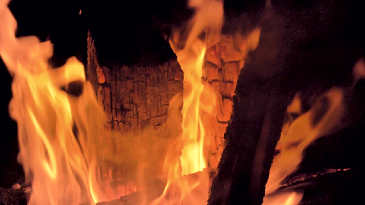 밝은 주황색 불꽃과 가벼운 연기로 불이 타오른다