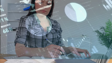animación del procesamiento de datos sobre la escritura de la estudiante femenina y el uso de computadoras portátiles aprendiendo desde el hogar