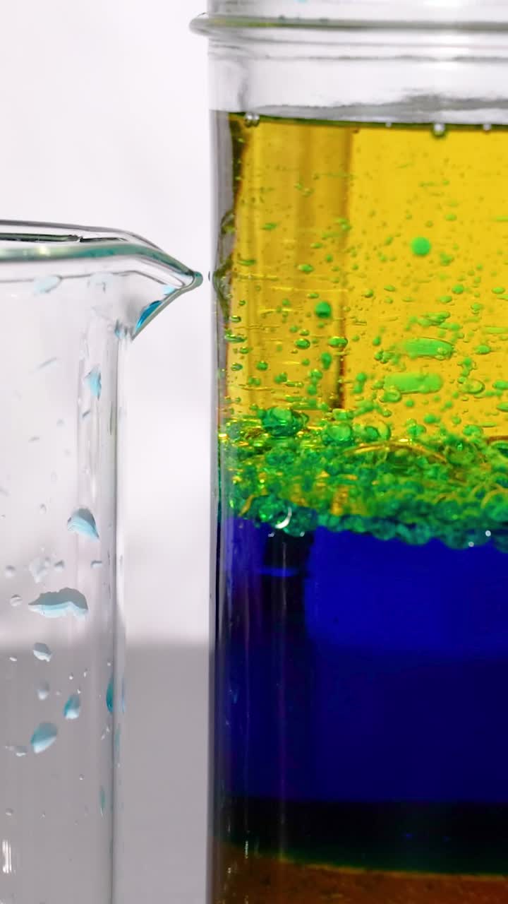 un vibrante experimento de densidad líquida que muestra capas coloridas en un frasco, demostrando principios científicos en un entorno controlado