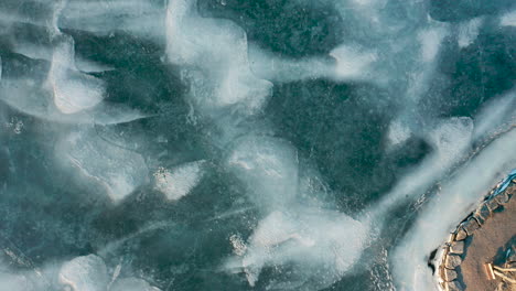 氷の青と白の湖の空中写真