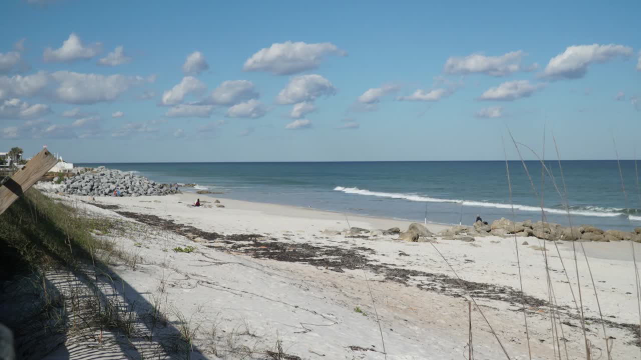 Timelapse di nuvole che sfrecciano sopra la spiaggia River to Sea nella Contea di Flagler.