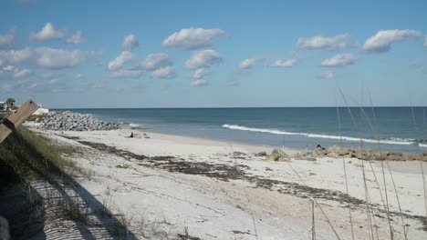 Zeitraffer-Von-Wolken,-Die-über-Den-Fluss-Zum-Meeresstrand-Flagler-County-Rasen