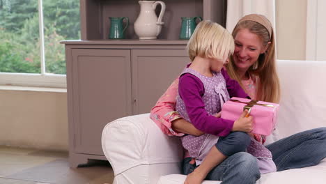 Linda-Niña-Recibiendo-Un-Regalo-De-Su-Madre