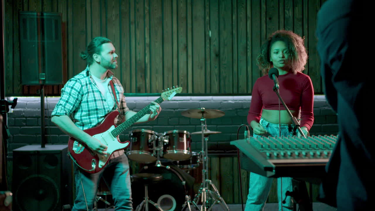 스튜디오에 있는 음악 그룹