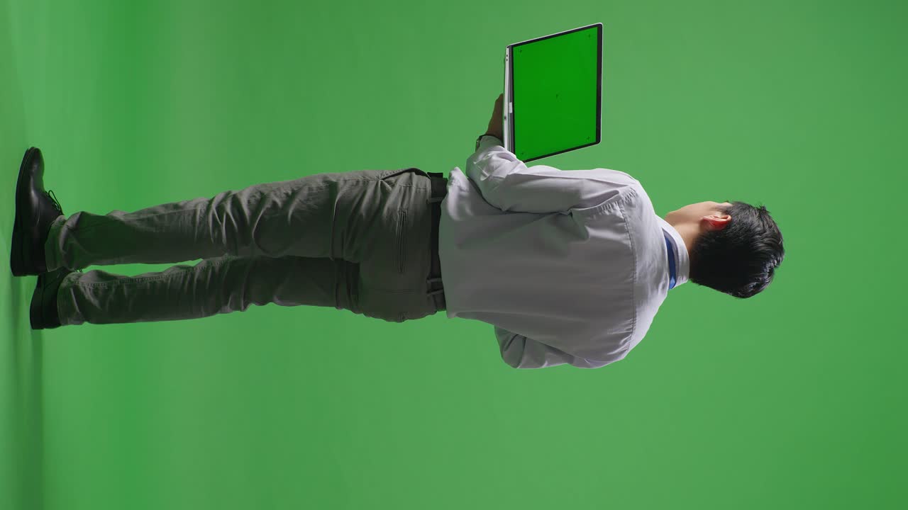 hombre de negocios con una computadora portátil en la pantalla verde