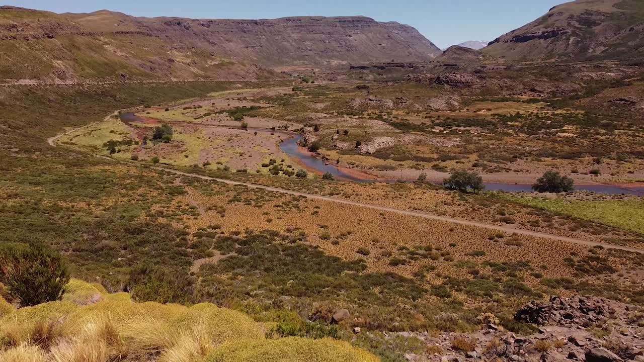 아르헨티나 파타고니아의 강 옆에 있는 산골짜기의 공중 전망