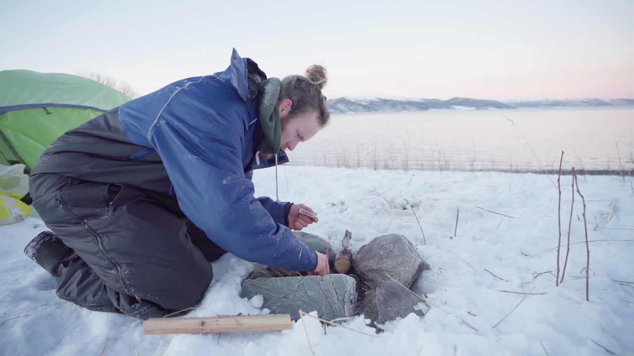 camper haciendo fogata con fósforos. - de cerca