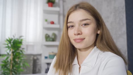 Joven-Estudiante-Mirando-La-Cámara-En-Casa.