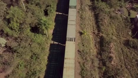 Un-Tren-De-Carga-Moviéndose-Por-La-Argentina-Rural,-Durante-El-Día,-Vista-Aérea