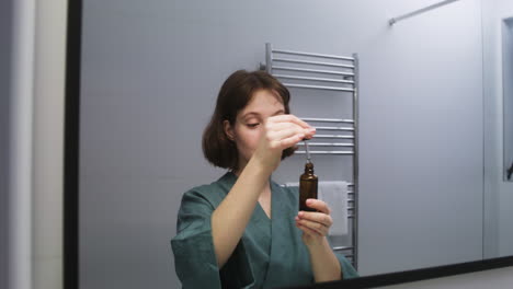mujer en el baño