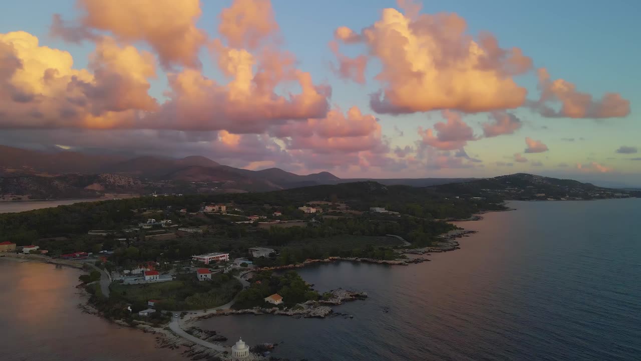 Terbang di sepanjang garis pantai sinkhole Yunani di Argostoli saat matahari terbenam