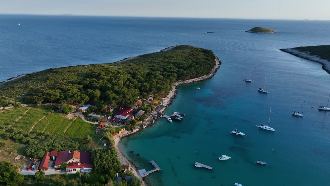 Letecký pohled na trajektový přístav Hvar Vira v Hvaru, Chorvatsko.
