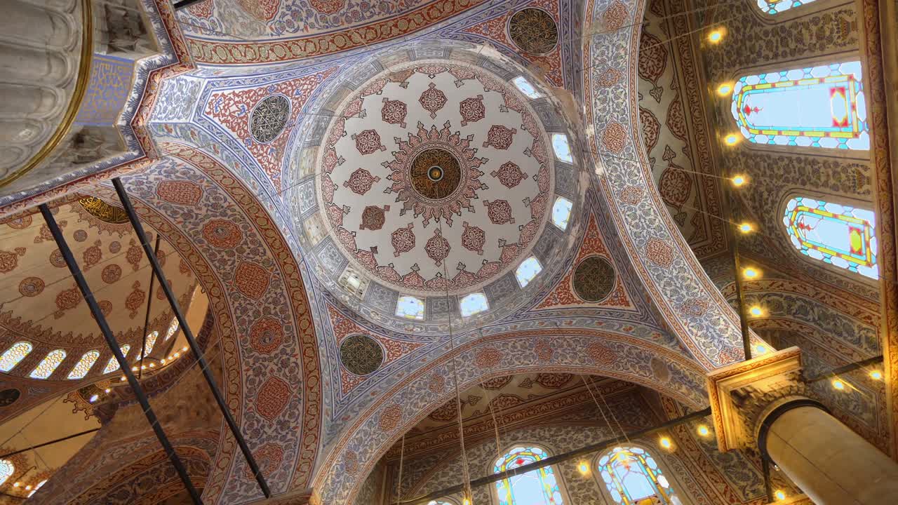 el interior de la mezquita sultanahmet (mezquita azul) en estambul, turquía