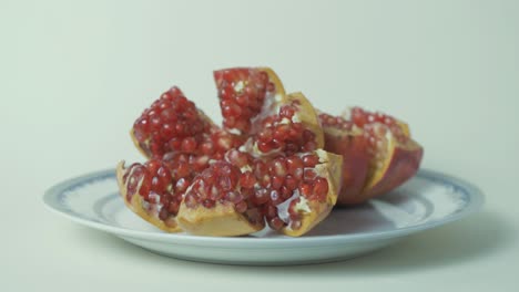 Granatapfel-Offen-Mit-Köstlichen-Roten-Samen,-Rack-Fokus