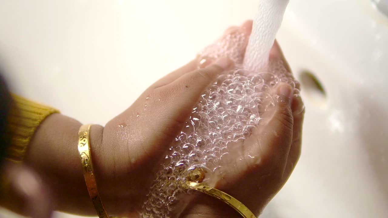 Primo piano di mani lavate con acqua saponata