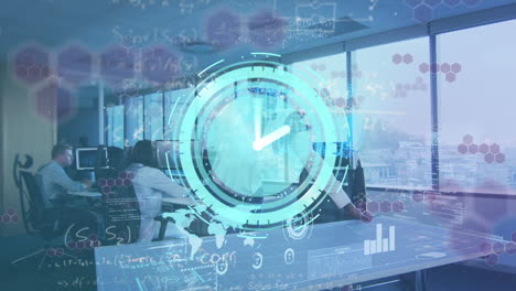 animación del reloj y el procesamiento de datos sobre el hombre en auriculares trabajando en la oficina