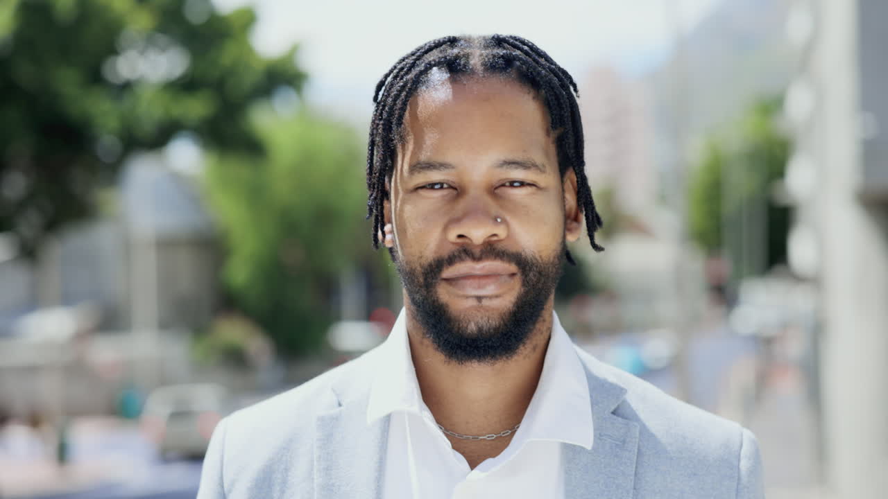 feliz, reír y hacer negocios con el hombre negro en la ciudad