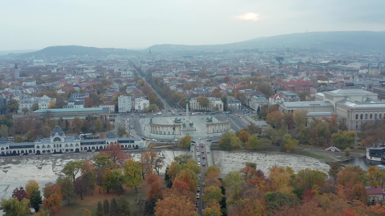 monumento nacional de la plaza de los héroes y bulevar turístico andrassy, budapest