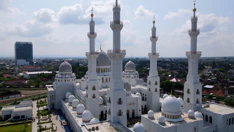 Aerial-view-of-Sheikh-Zayed-Grand-Mosque-with-cloudy-sky,-Solo,-Central-Java,-Indonesia